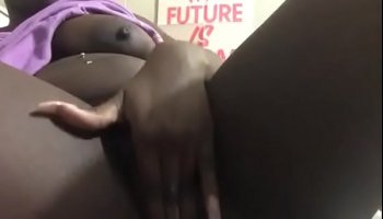 ebony teen coco fingering and twerking